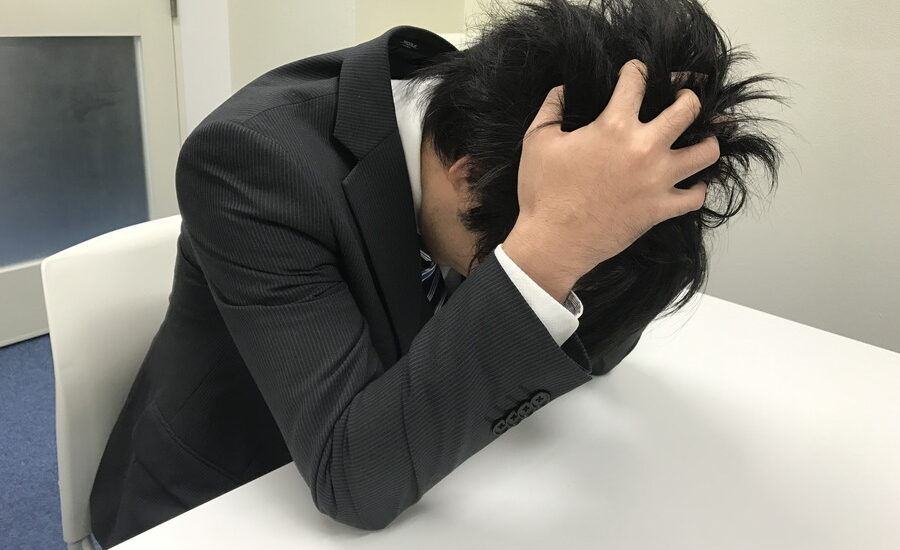 悩む人